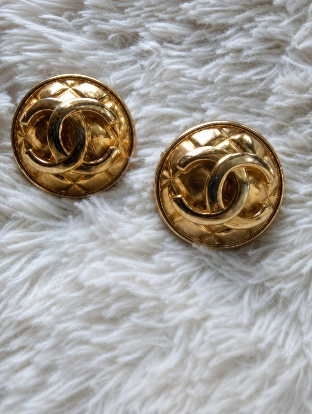 CHANEL elegant gold